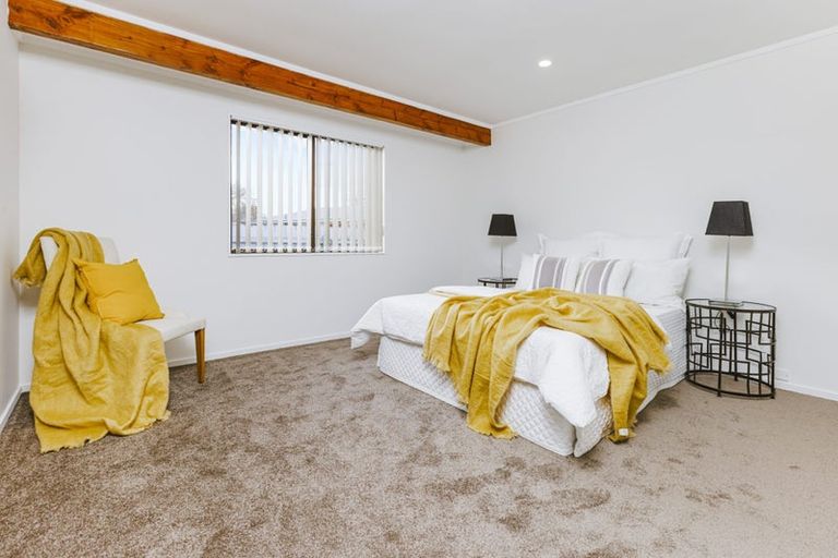 Photo of property in 2/31 Sutton Crescent, Papakura, 2110