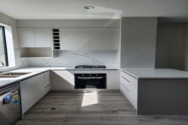 Photo of property in 22b Totaravale Drive, Totara Vale, Auckland, 0629