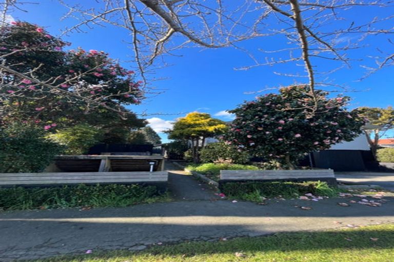 Photo of property in 32 Ambleside Drive, Burnside, Christchurch, 8053