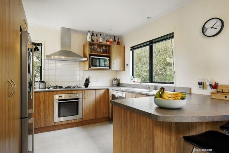 Photo of property in 39 Dress Circle, Newlands, Wellington, 6037