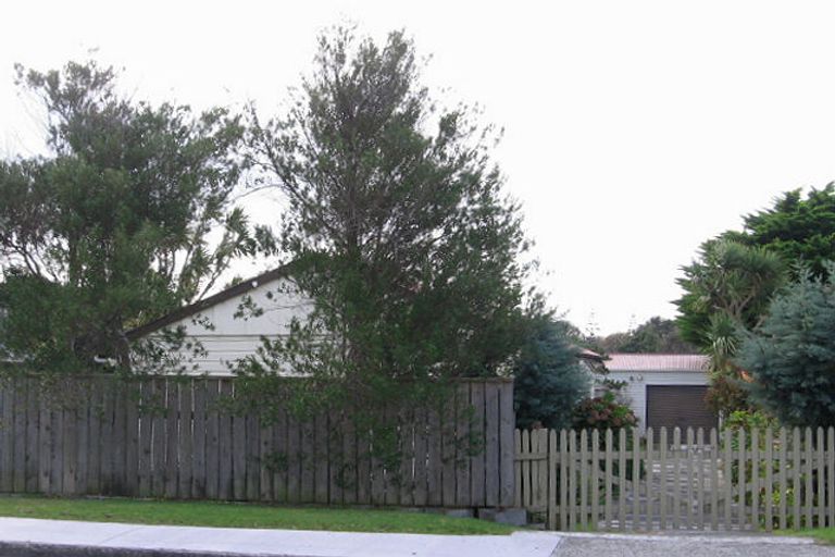 Photo of property in 3 Queens Road, Waikanae Beach, Waikanae, 5036