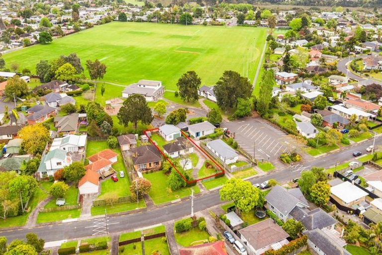 Photo of property in 43 Neil Avenue, Te Atatu Peninsula, Auckland, 0610