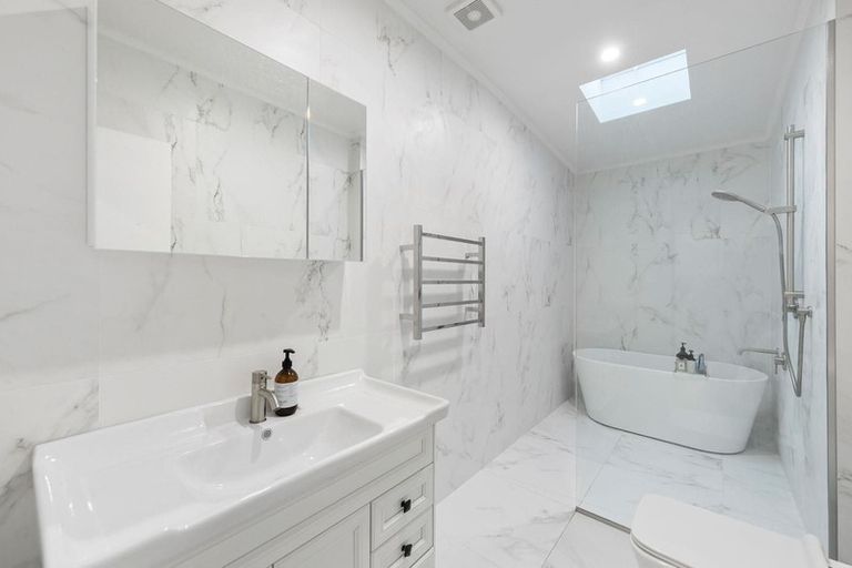 Photo of property in 24 Walmer Road, Point Chevalier, Auckland, 1022