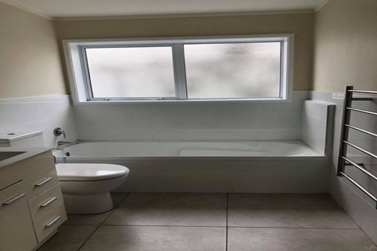 Photo of property in 1/36 Exmouth Road, Northcote, Auckland, 0627