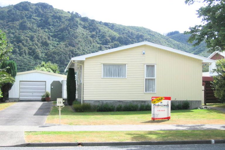 Photo of property in 19 California Drive, Totara Park, Upper Hutt, 5018