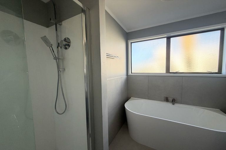 Photo of property in 28 Beauchamp Drive, Massey, Auckland, 0614