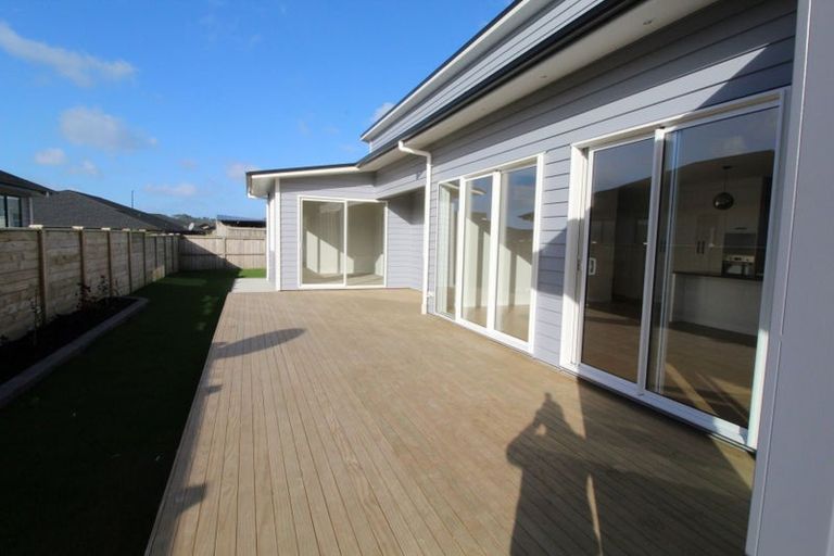 Photo of property in 17 Grove Way, Riverhead, 0820