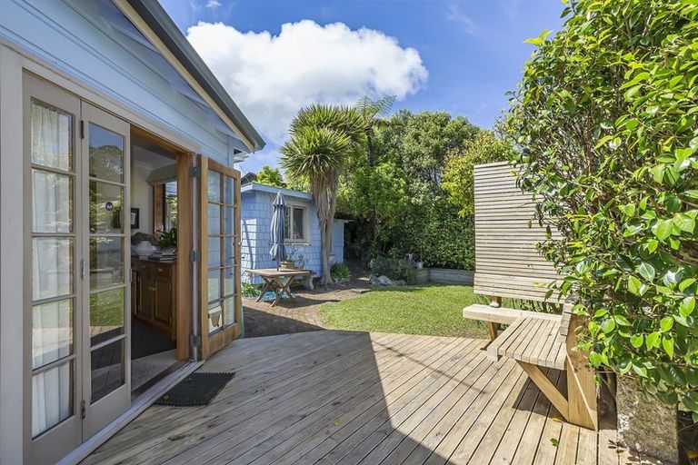 Photo of property in 9 Albemarle Road, Northland, Wellington, 6012