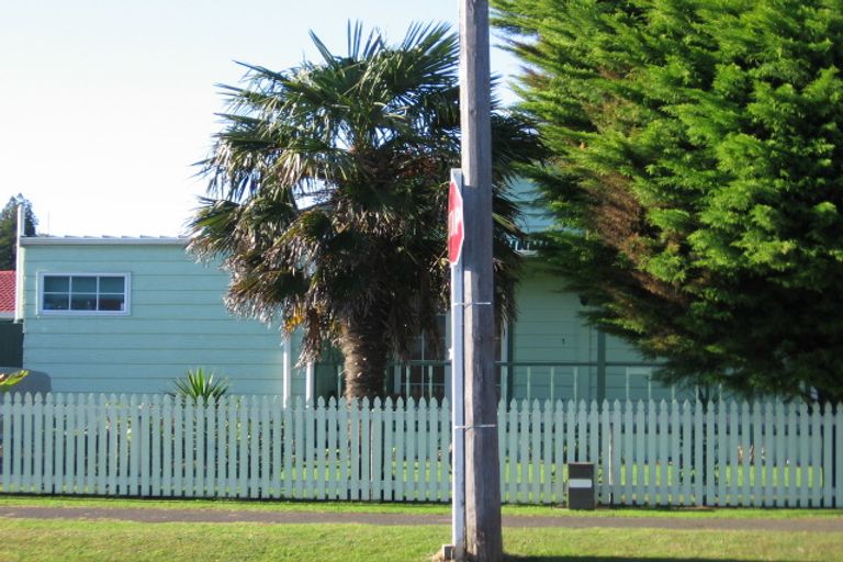 Photo of property in 1/1 Grove Road, Papakura, 2110
