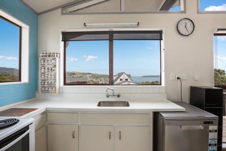 Photo of property in 106 Gloaming Hill, Titahi Bay, Porirua, 5022