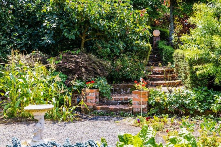 Photo of property in 48 Kairau Road West, Sentry Hill, New Plymouth, 4373