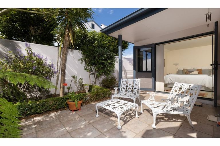 Photo of property in 480b Devonport Road, Tauranga South, Tauranga, 3112