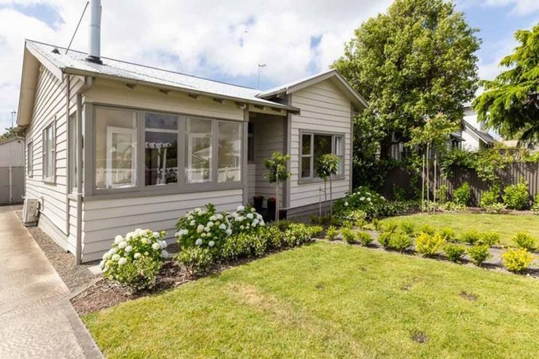 Photo of property in 43 Knowles Street, Terrace End, Palmerston North, 4410
