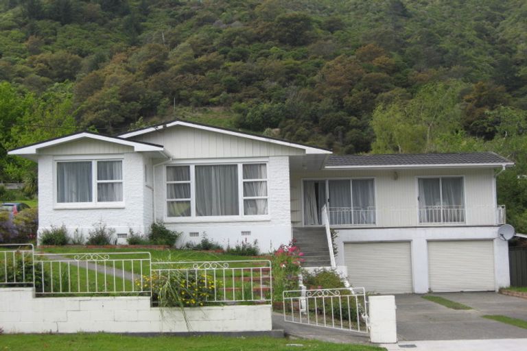 Photo of property in 128 Waikawa Road, Picton, 7220