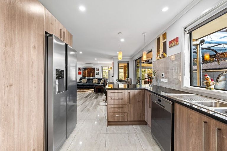 Photo of property in 11 Frederick Place, Whalers Gate, New Plymouth, 4310