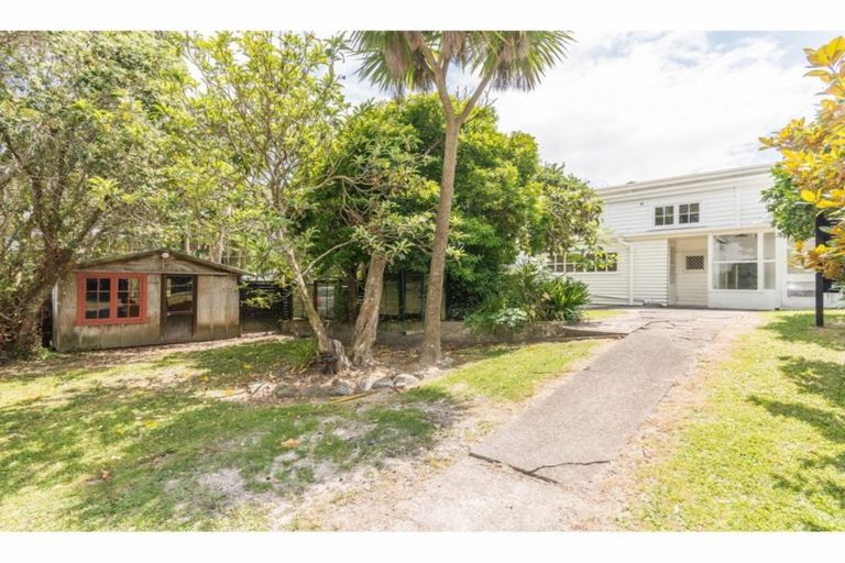 Photo of property in 17 Awaroa Road, Sunnyvale, Auckland, 0612