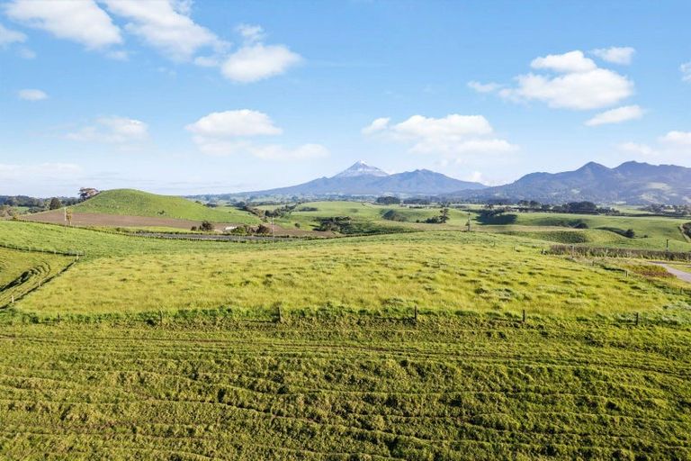 Photo of property in Tapuae, 11 Washer Road, Omata, New Plymouth, 4374