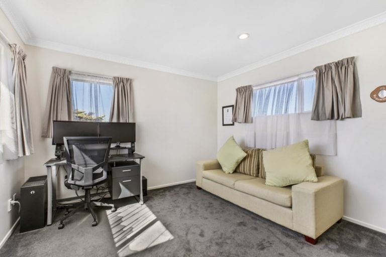Photo of property in 20a Sutton Crescent, Papakura, 2110