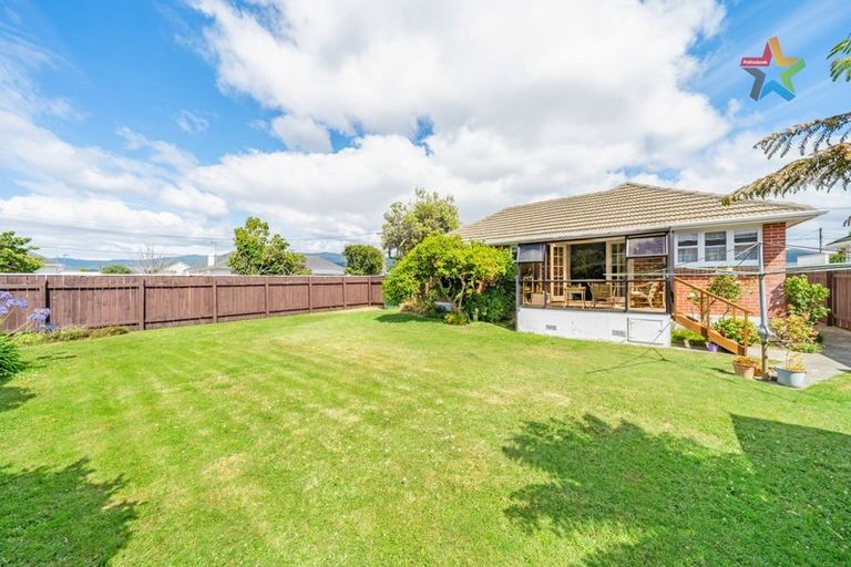 Photo of property in 1 Craig Grove, Elderslea, Upper Hutt, 5018