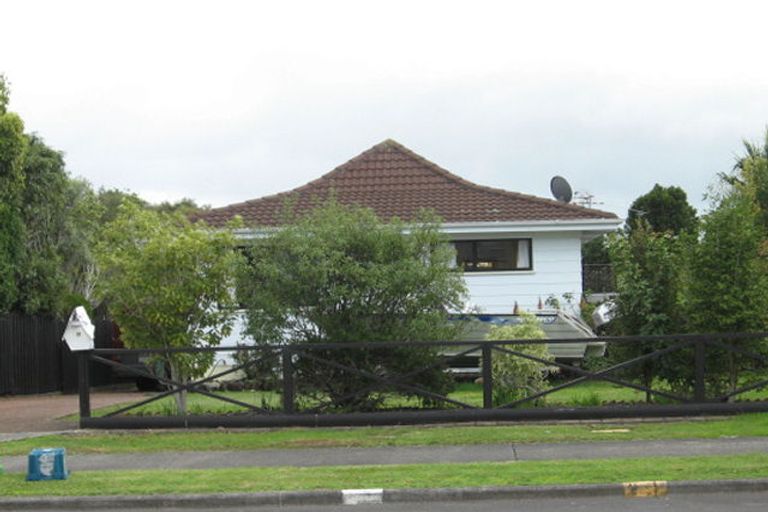 Photo of property in 17 Tomintoul Place, Highland Park, Auckland, 2010