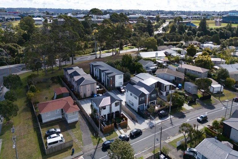 Photo of property in 2/83 Vodanovich Road, Te Atatu South, Auckland, 0610