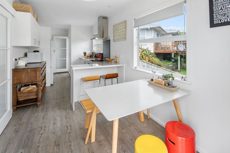 Photo of property in 12 Catherine Crescent, Paparangi, Wellington, 6037