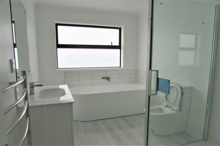 Photo of property in 8 Whitten Way, Wallaceville, Upper Hutt, 5018