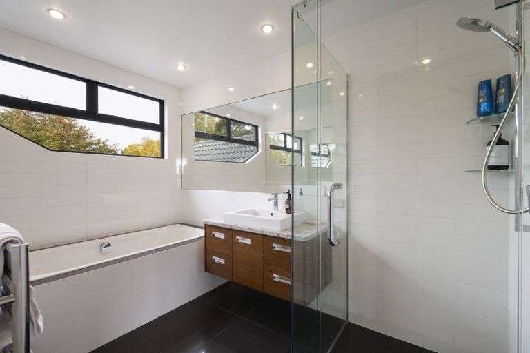 Photo of property in 70 Waicola Drive, Fitzherbert, Palmerston North, 4471