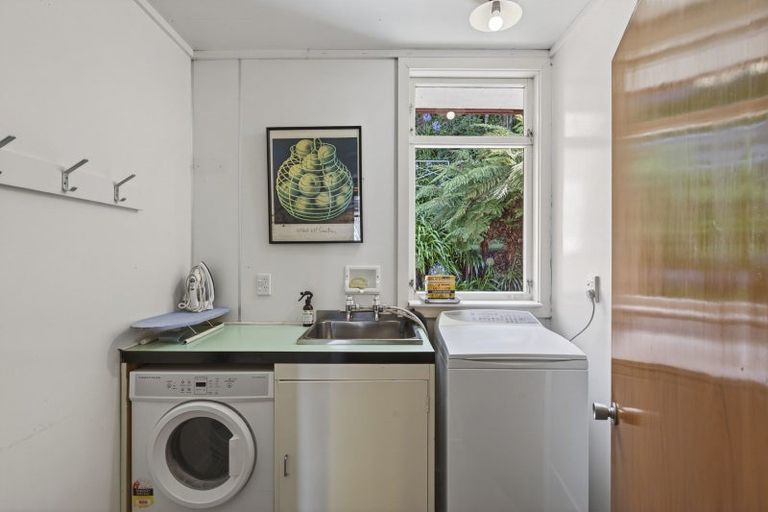 Photo of property in 9 Whitby Place, Westown, New Plymouth, 4310