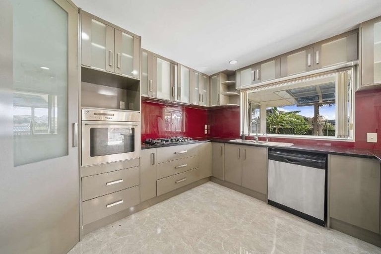Photo of property in 12 De Havilland Drive, Goodwood Heights, Auckland, 2105