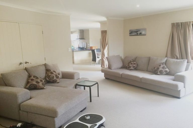 Photo of property in 16 Monash Place, Flat Bush, Auckland, 2016