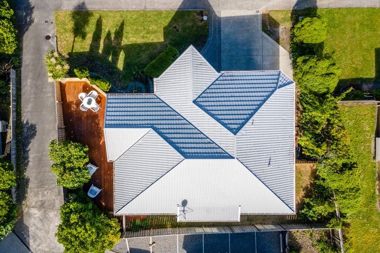 Photo of property in 75 Dress Circle, Newlands, Wellington, 6037