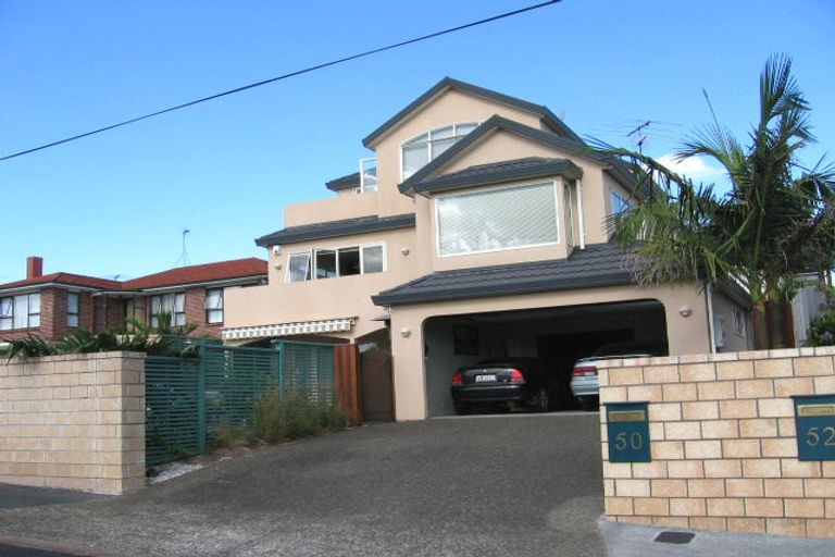 Photo of property in 2/50 Howard Road, Northcote, Auckland, 0627