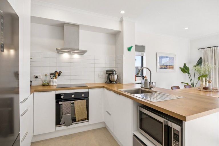Photo of property in 2 Kaokao Lane, Mangere, Auckland, 2022