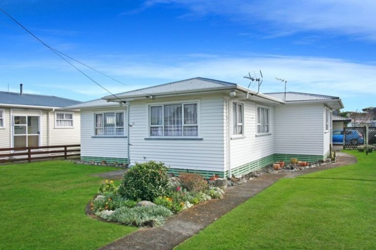 Photo of property in 15 Turakina Street, Merrilands, New Plymouth, 4312