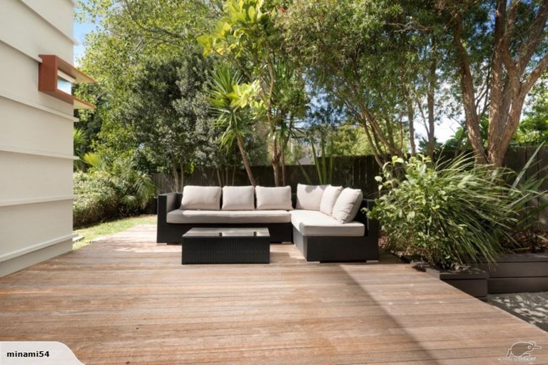 Photo of property in 8a Wairata Place, Te Atatu South, Auckland, 0610