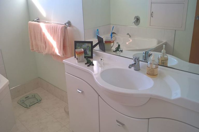 Photo of property in 49 Roberts Road, Matakatia, Whangaparaoa, 0930