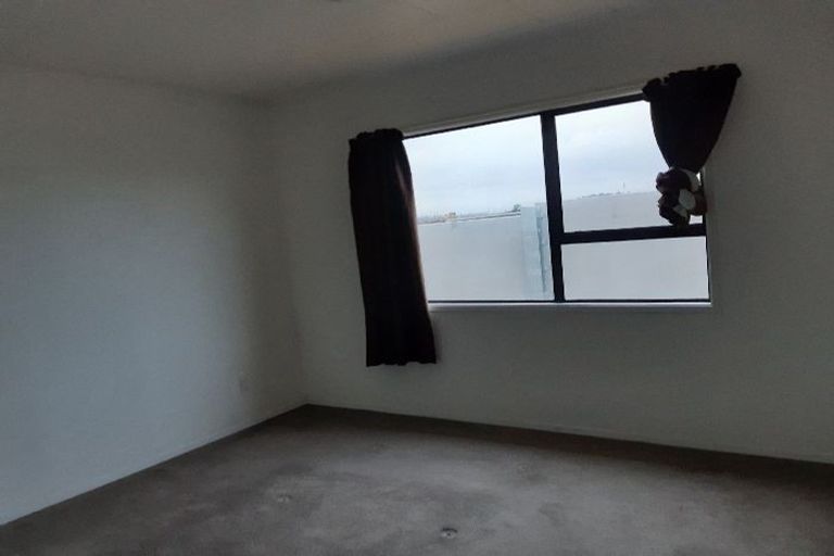 Photo of property in 2/7 Barbados Drive, Unsworth Heights, Auckland, 0632