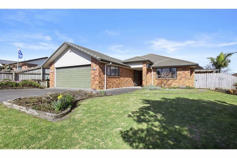 Photo of property in 8 Logan Place, Waiuku, 2123