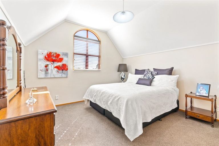 Photo of property in 124 Beach Road, Te Atatu Peninsula, Auckland, 0610