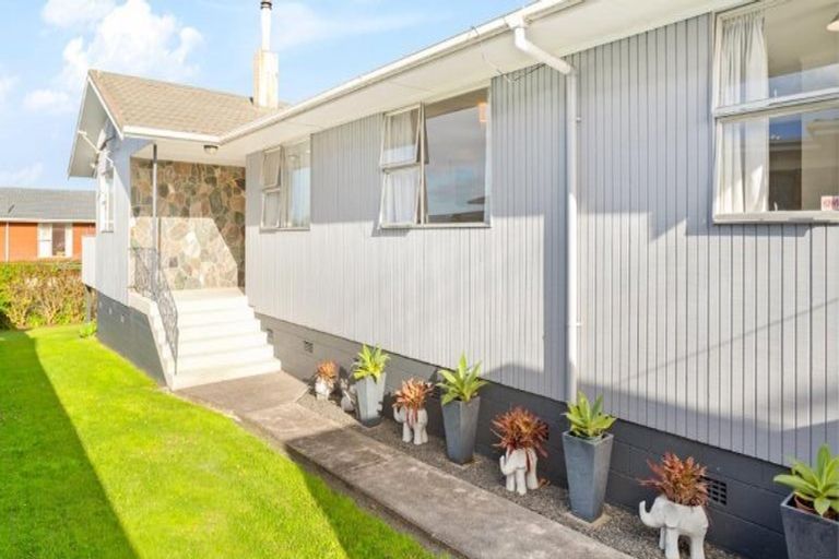 Photo of property in 6 Colwill Road, Massey, Auckland, 0614