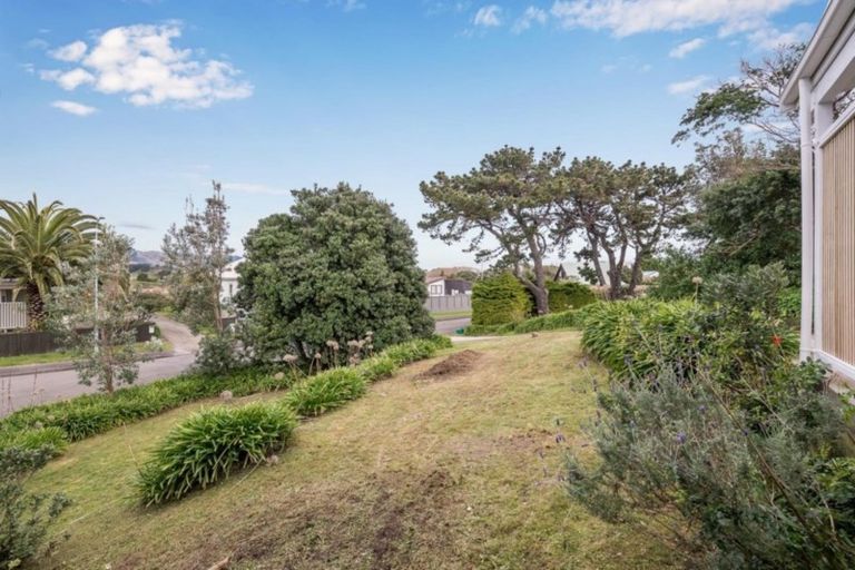 Photo of property in 9 Freyberg Crescent, Waikanae Beach, Waikanae, 5036