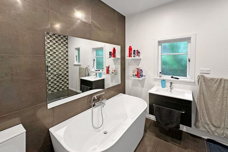 Photo of property in 54 Moana Road, Kelburn, Wellington, 6012