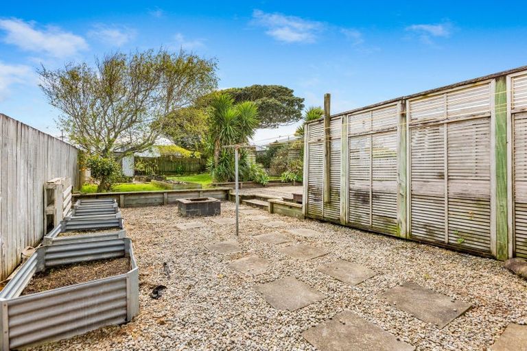 Photo of property in 27 Rospeath Crescent, Spotswood, New Plymouth, 4310