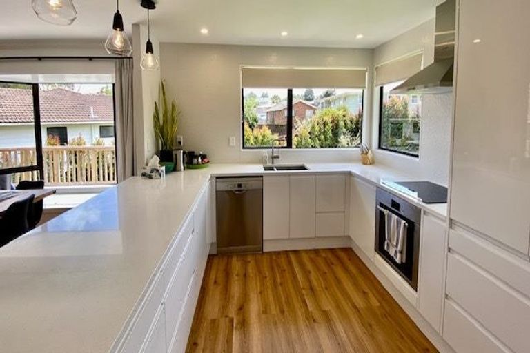 Photo of property in 8 West Harbour Drive, West Harbour, Auckland, 0618