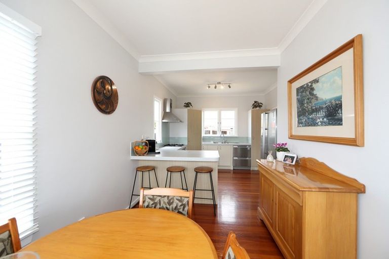 Photo of property in 214 Saint Leonards Avenue, Saint Leonards, Hastings, 4120