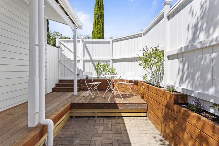 Photo of property in 1/31 Oteha Valley Road, Northcross, Auckland, 0632