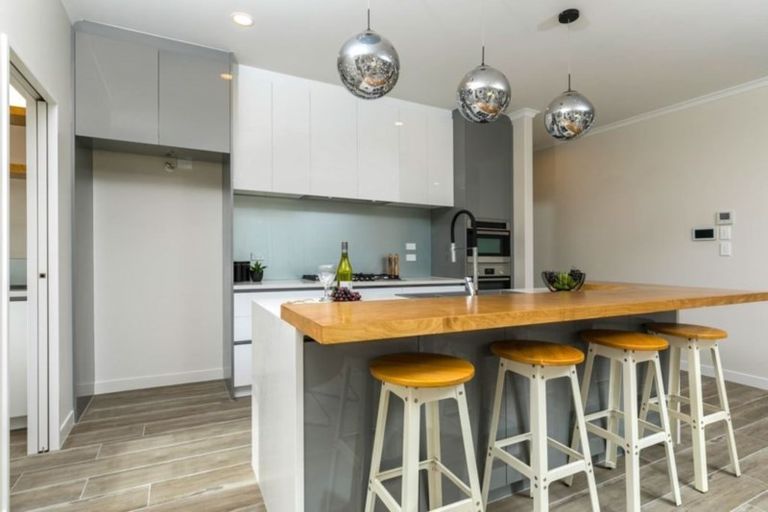 Photo of property in 16 Gilbransen Road, Kumeu, 0810