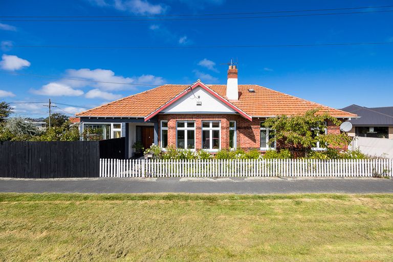 Photo of property in 85 Hargest Crescent, Saint Clair, Dunedin, 9012