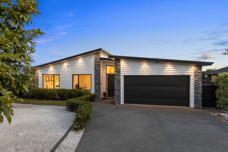 Photo of property in 7 Syd Grant Crescent, Orewa, 0931